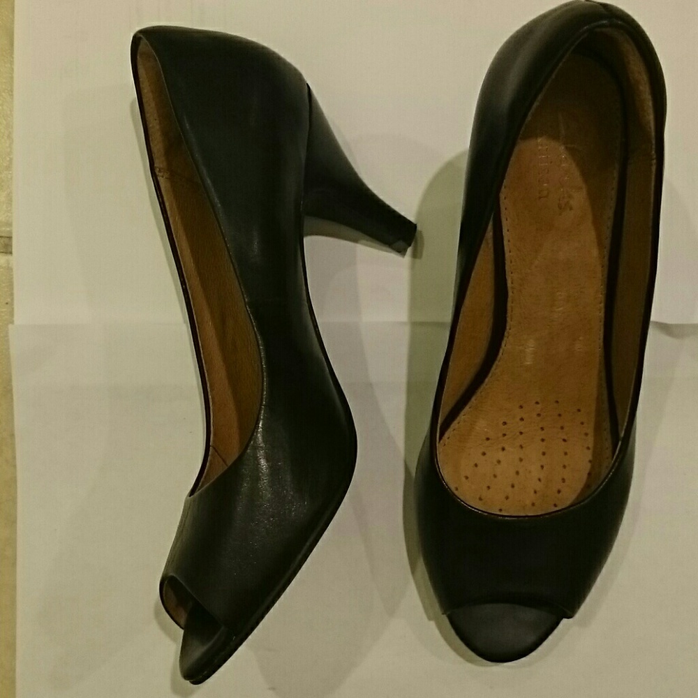 Clarks Cynthia Avant Peep-Toe Pump 6M